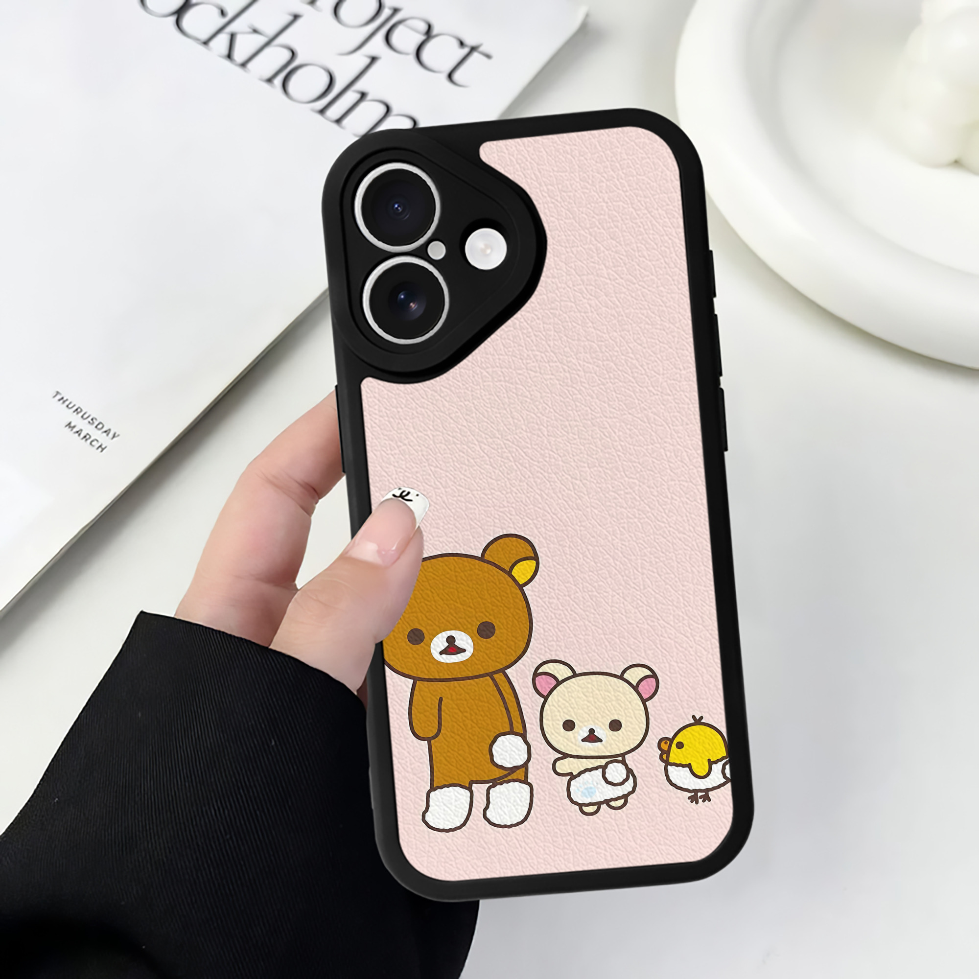 （画像用） リラックマ リラックマ キイロイトリ Rilakkuma Korilakkuma Kiiroitori 【iPhone 16シリーズ対応】シリコンスマホケース（レザー調） 材質：シリコン